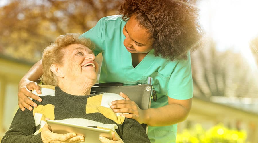 why-encore-caregivers Houston in home senior care provider helping Alzheimer's patient to stay living at home.